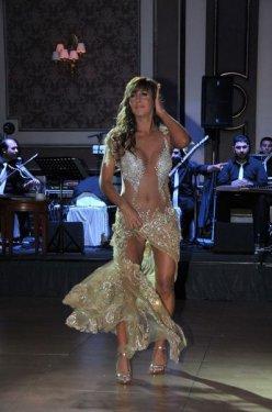 Asena'dan göğüs şov