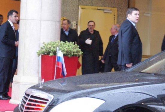 Lavrov kırık bilekle Türkiye'den ayrıldı