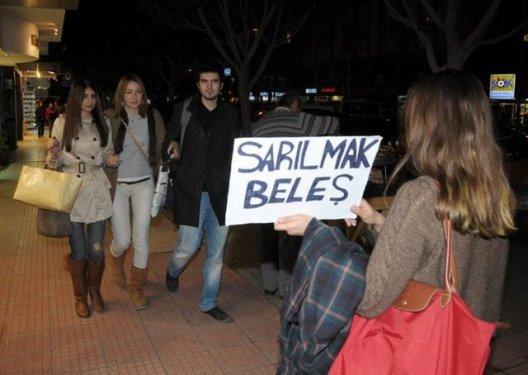 Adana'da sarılmak beleş