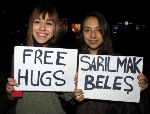 Adana'da sarılmak beleş