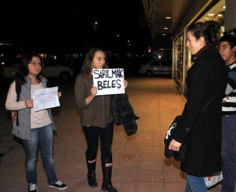 Adana'da sarılmak beleş