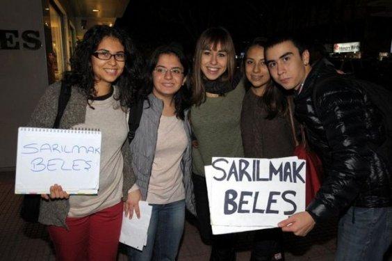 Adana'da sarılmak beleş