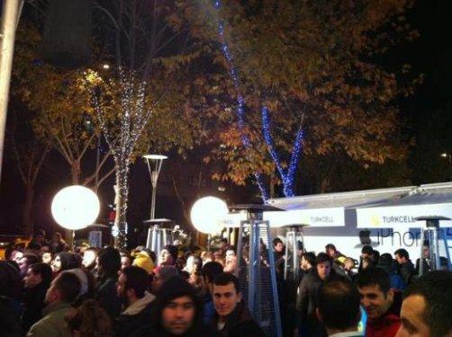 Bağdat Caddesi'nde iPhone 5 kuyruğu
