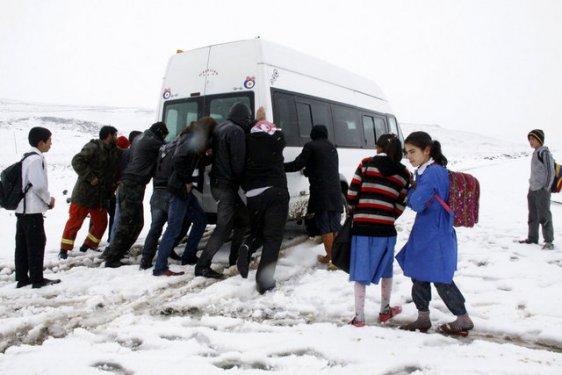 Okul yolundaki terlikli kız öğrenci