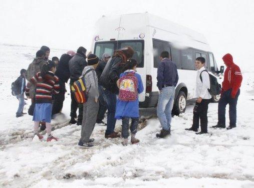 Okul yolundaki terlikli kız öğrenci