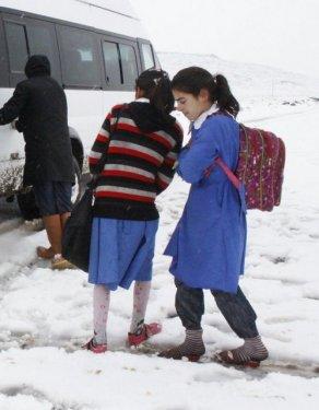 Okul yolundaki terlikli kız öğrenci