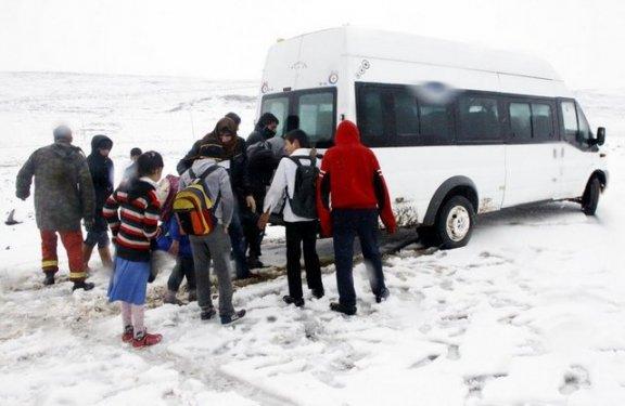 Okul yolundaki terlikli kız öğrenci
