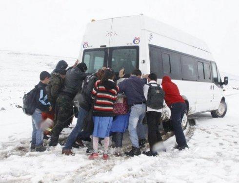 Okul yolundaki terlikli kız öğrenci