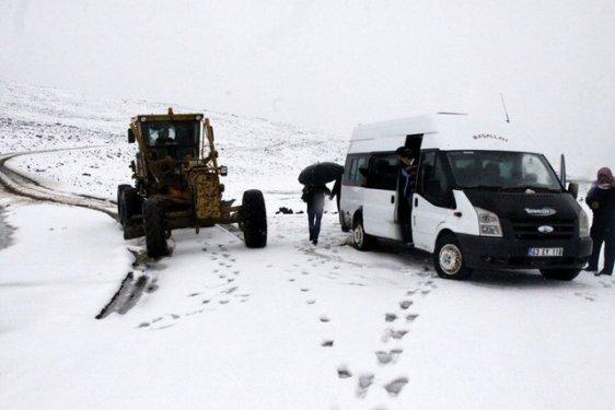 Okul yolundaki terlikli kız öğrenci