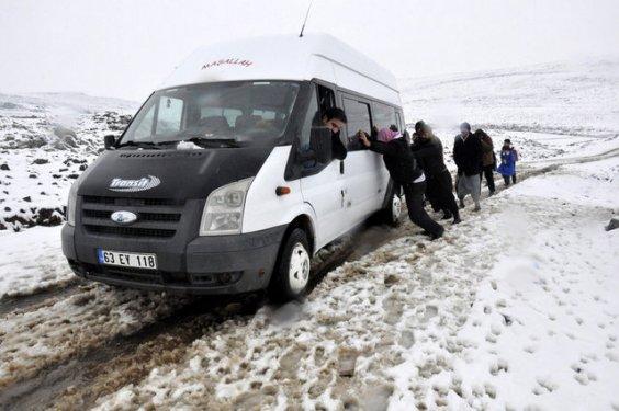 Okul yolundaki terlikli kız öğrenci