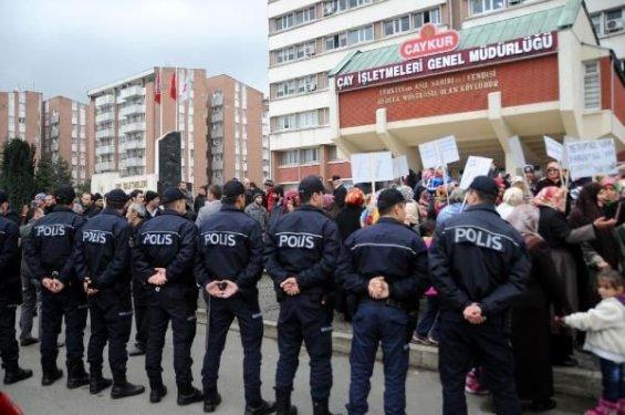 Rize'deki çay fabrikasının kapatılmasına protesto 