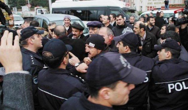 Rize'deki çay fabrikasının kapatılmasına protesto 