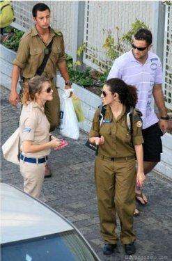 İsrail'in kadın askerleri