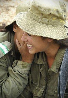 İsrail'in kadın askerleri