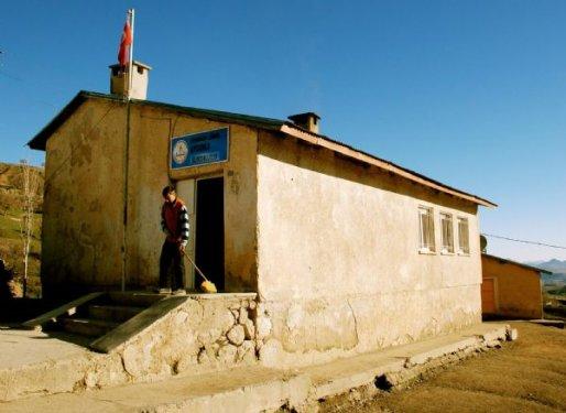 Bedia öğretmen Diyarbakır'dan ışık saçıyor