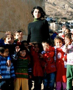 Bedia öğretmen Diyarbakır'dan ışık saçıyor