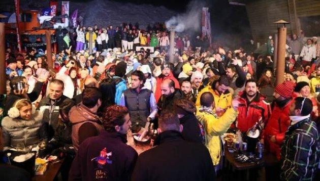 Hadise'nin Uludağ'daki konserinde poposu göründü