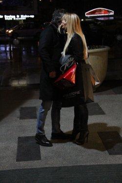 Songül Karlı eşiyle öpüşürken görüntülendi