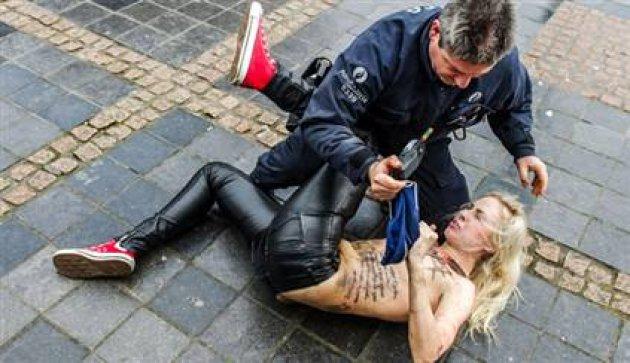 Femen kızları Davos'ta