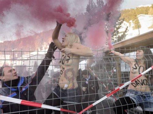 Femen kızları Davos'ta