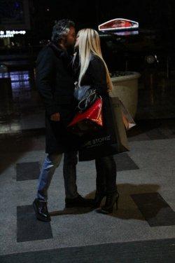 Songül Karlı eşiyle öpüşürken görüntülendi