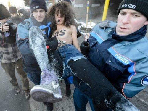Femen kızları Davos'ta