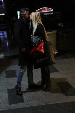 Songül Karlı eşiyle öpüşürken görüntülendi