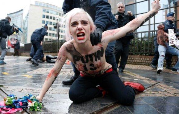 Femen kızları Davos'ta