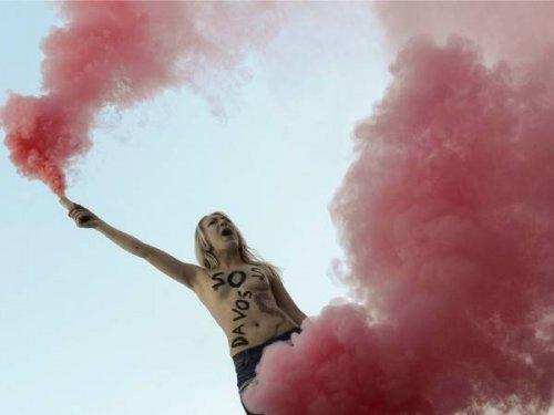 Femen kızları Davos'ta