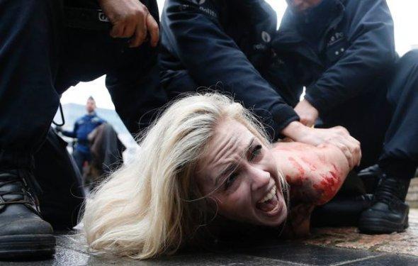 Femen kızları Davos'ta