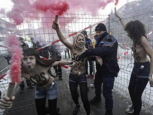 Femen kızları Davos'ta