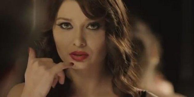 Aşk Kırmızı filminde jartiyerli Nurgül Yeşilçay