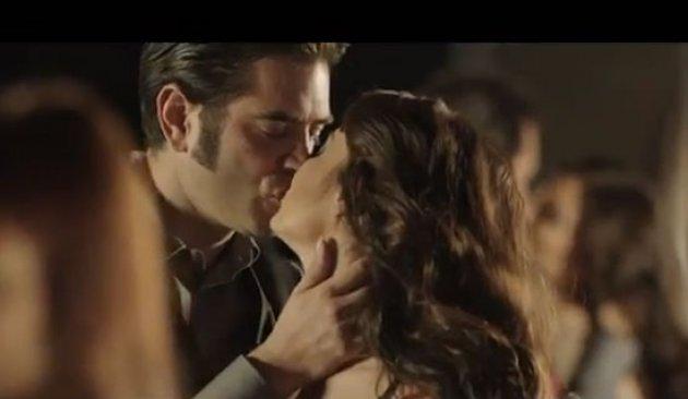 Aşk Kırmızı filminde jartiyerli Nurgül Yeşilçay