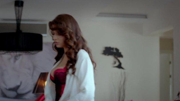 Aşk Kırmızı filminde jartiyerli Nurgül Yeşilçay