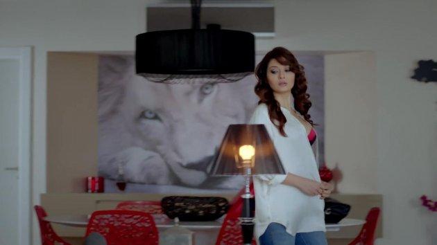 Aşk Kırmızı filminde jartiyerli Nurgül Yeşilçay