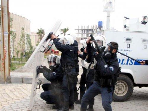 BDP'li İbrahim Binici polise silah çekmeye yeltendi