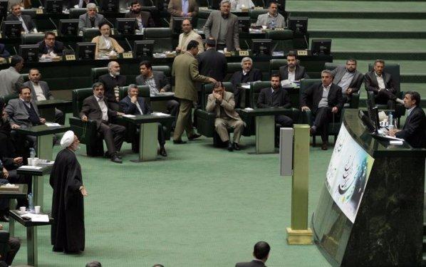 Ahmedinejad Meclis'i terk etti	 - Resim 1