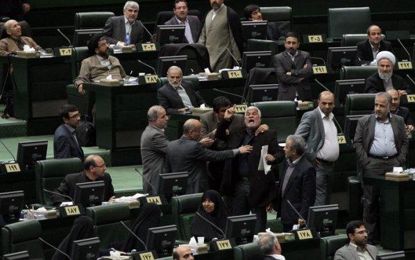 Ahmedinejad Meclis'i terk etti	 - Resim 2