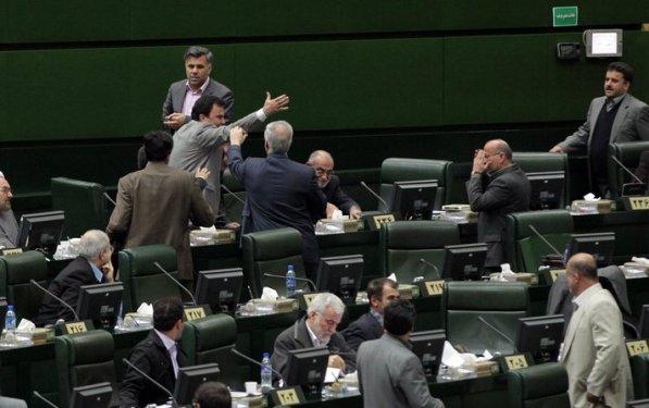 Ahmedinejad Meclis'i terk etti	 - Resim 3