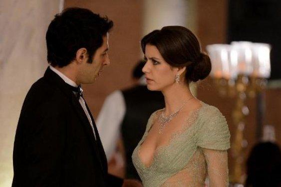 Beren Saat İntikam dizisinde kıyafetiyle büyüledi