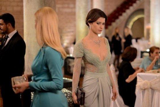 Beren Saat İntikam dizisinde kıyafetiyle büyüledi