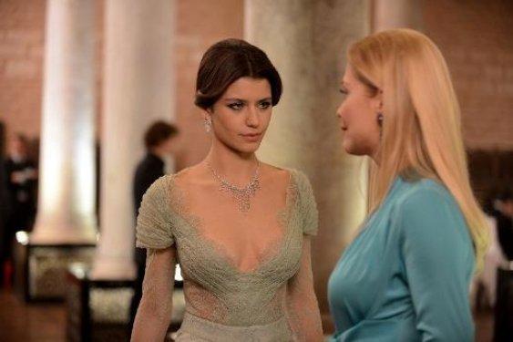 Beren Saat İntikam dizisinde kıyafetiyle büyüledi