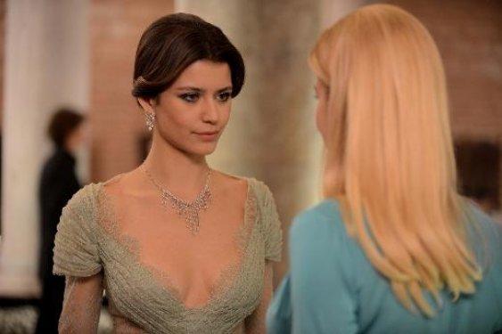 Beren Saat İntikam dizisinde kıyafetiyle büyüledi