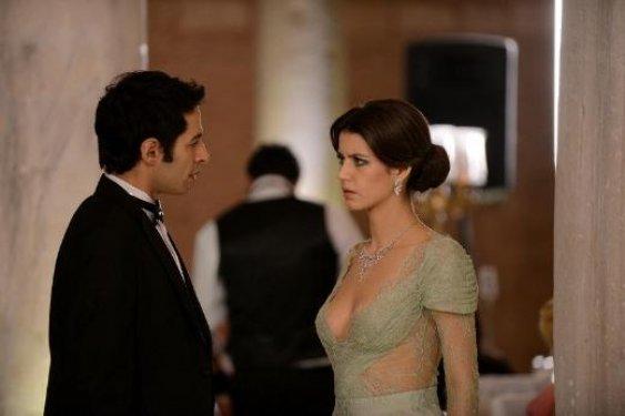 Beren Saat İntikam dizisinde kıyafetiyle büyüledi