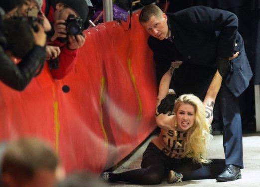 FEMEN'den kadın sünnetine hayır protestosu