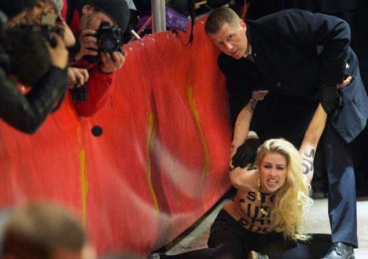 FEMEN'den kadın sünnetine hayır protestosu