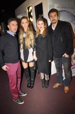 Romantik Komedi 2 galasında Sinem Kobal dekoltesi