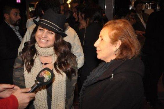 Romantik Komedi 2 galasında Sinem Kobal dekoltesi