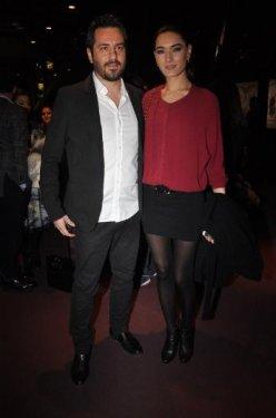 Romantik Komedi 2 galasında Sinem Kobal dekoltesi