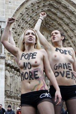 Femen Papa´nın istifasını kutladı